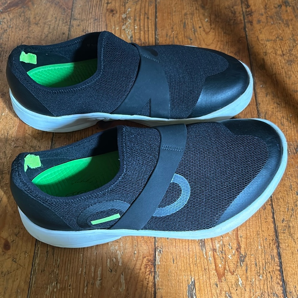 OOFOS Men’s OOmg Mesh low slip on shoes. Size 10